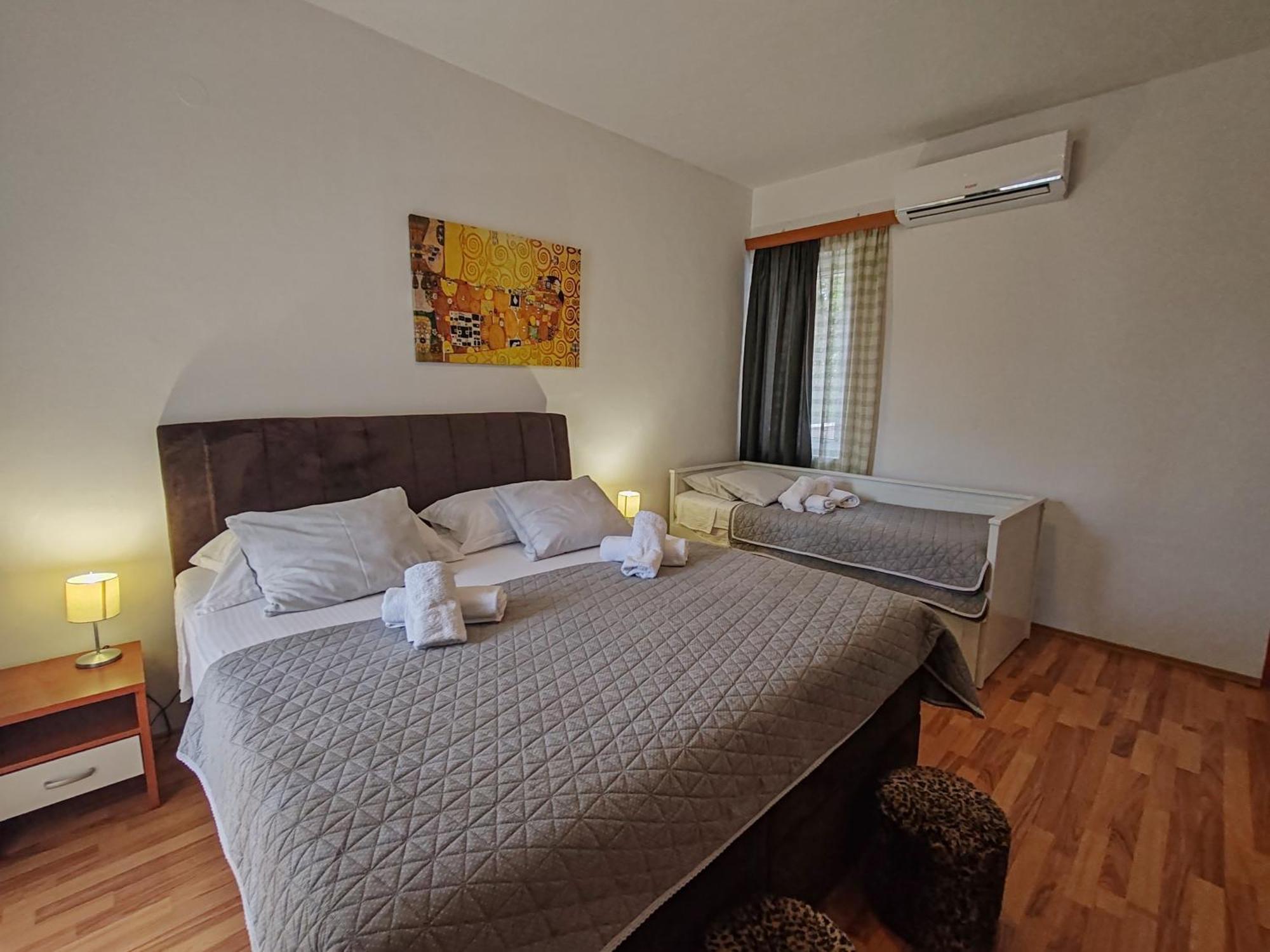 Apartments And Pansion M&R Turanj Exterior foto